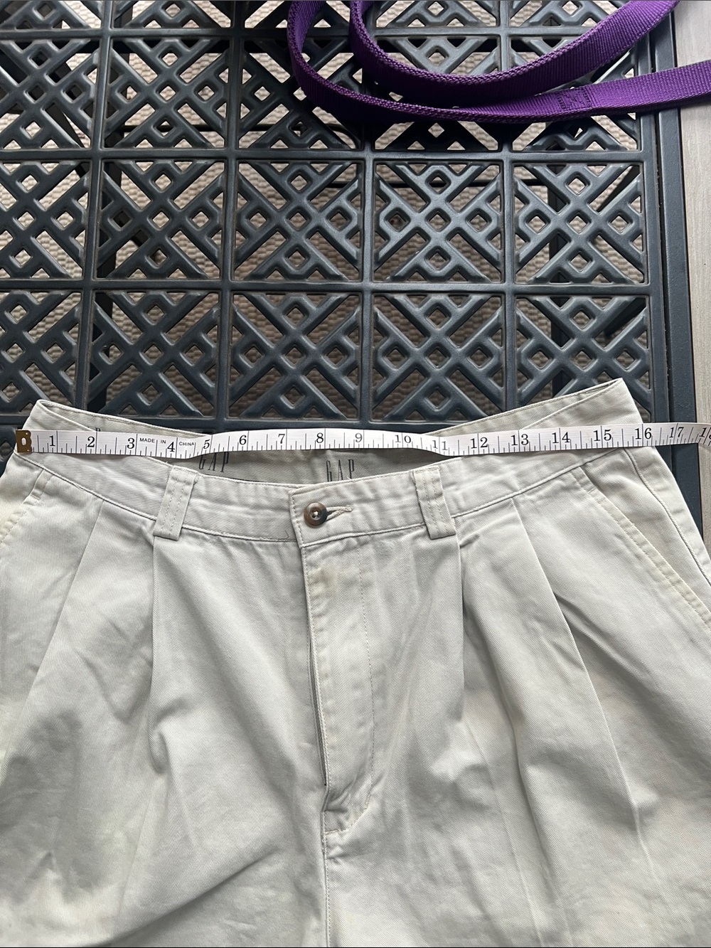 GAP Men's Flat Front Shorts in Light Khaki - Waist 33 - Picture 4 of 5